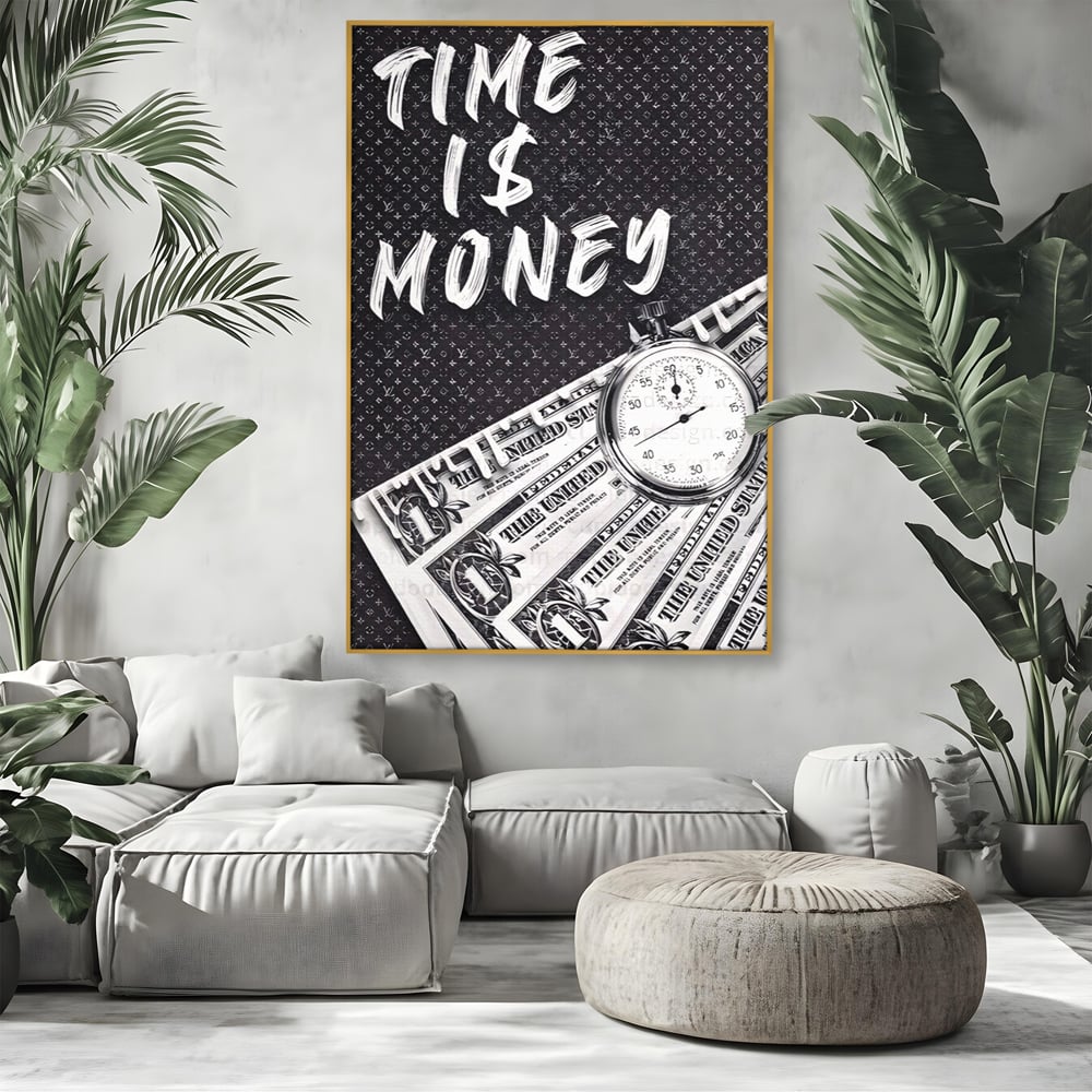 Tablou canvas cu tablou motivational cu bani si ceas, in rama de aluminiu auriu, pe perete intr-un living